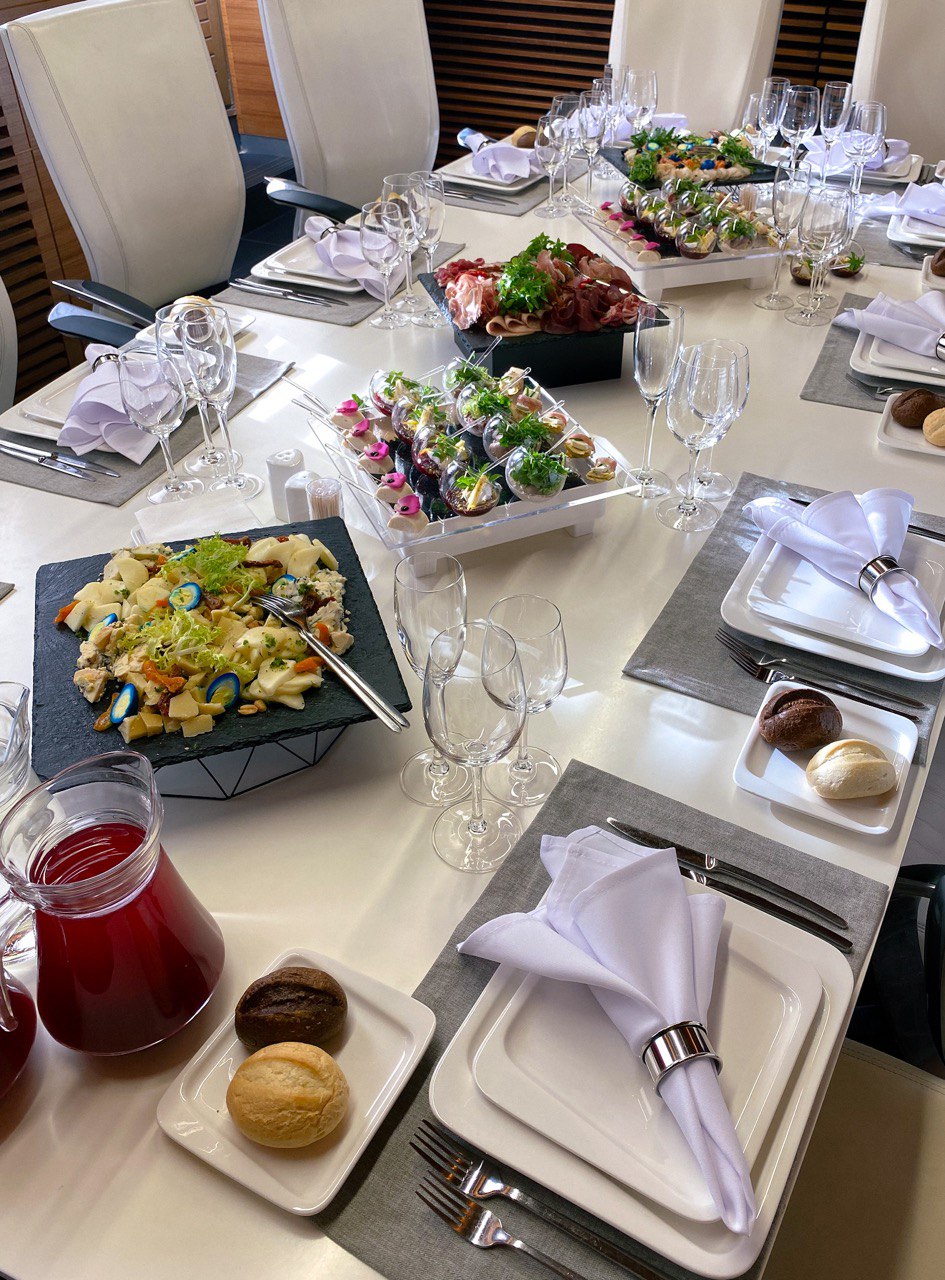 Банкетная сервировка на мероприятии Modul Catering