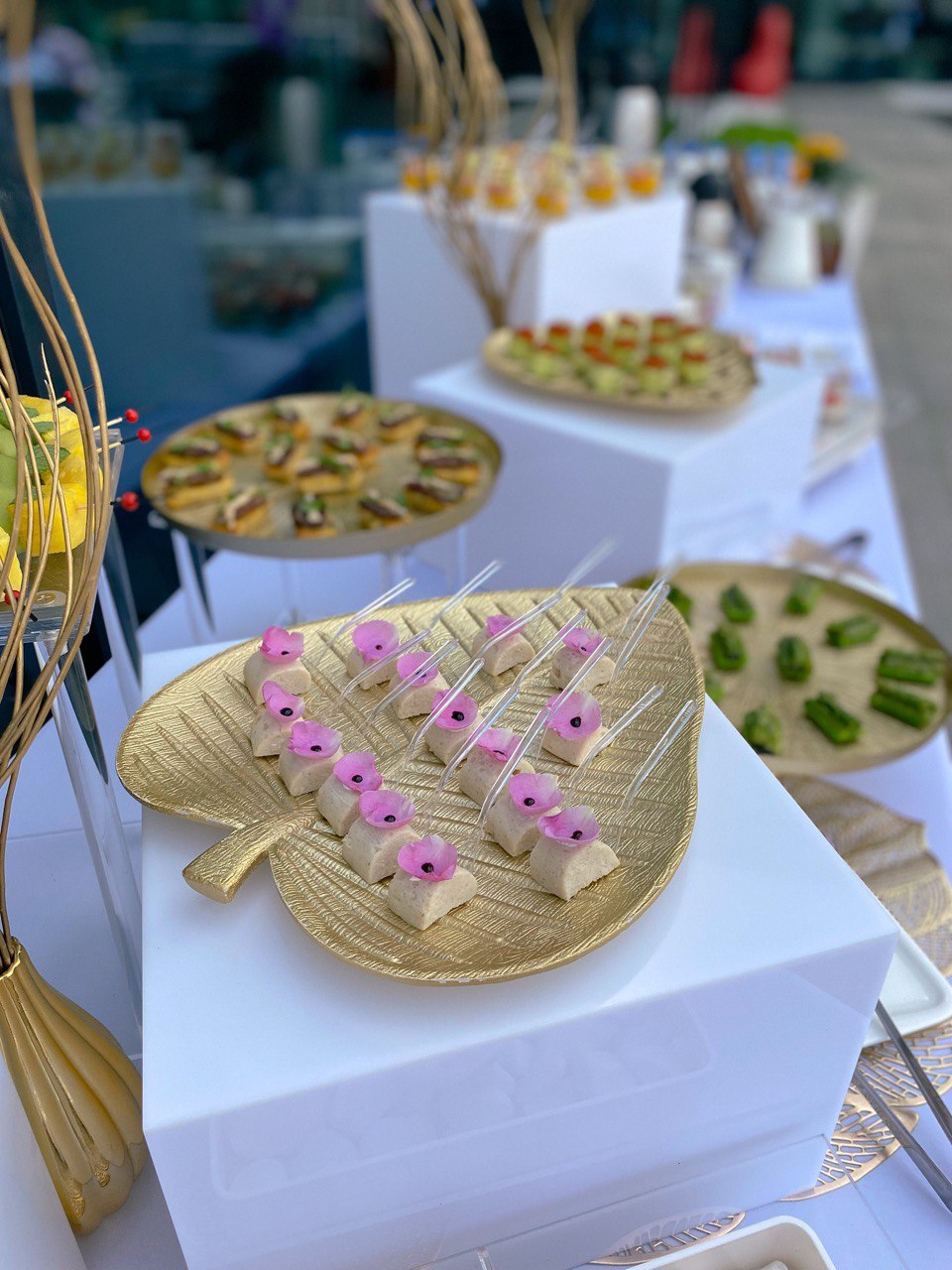 Сервировка фуршетной линии на мероприятии Modul Catering