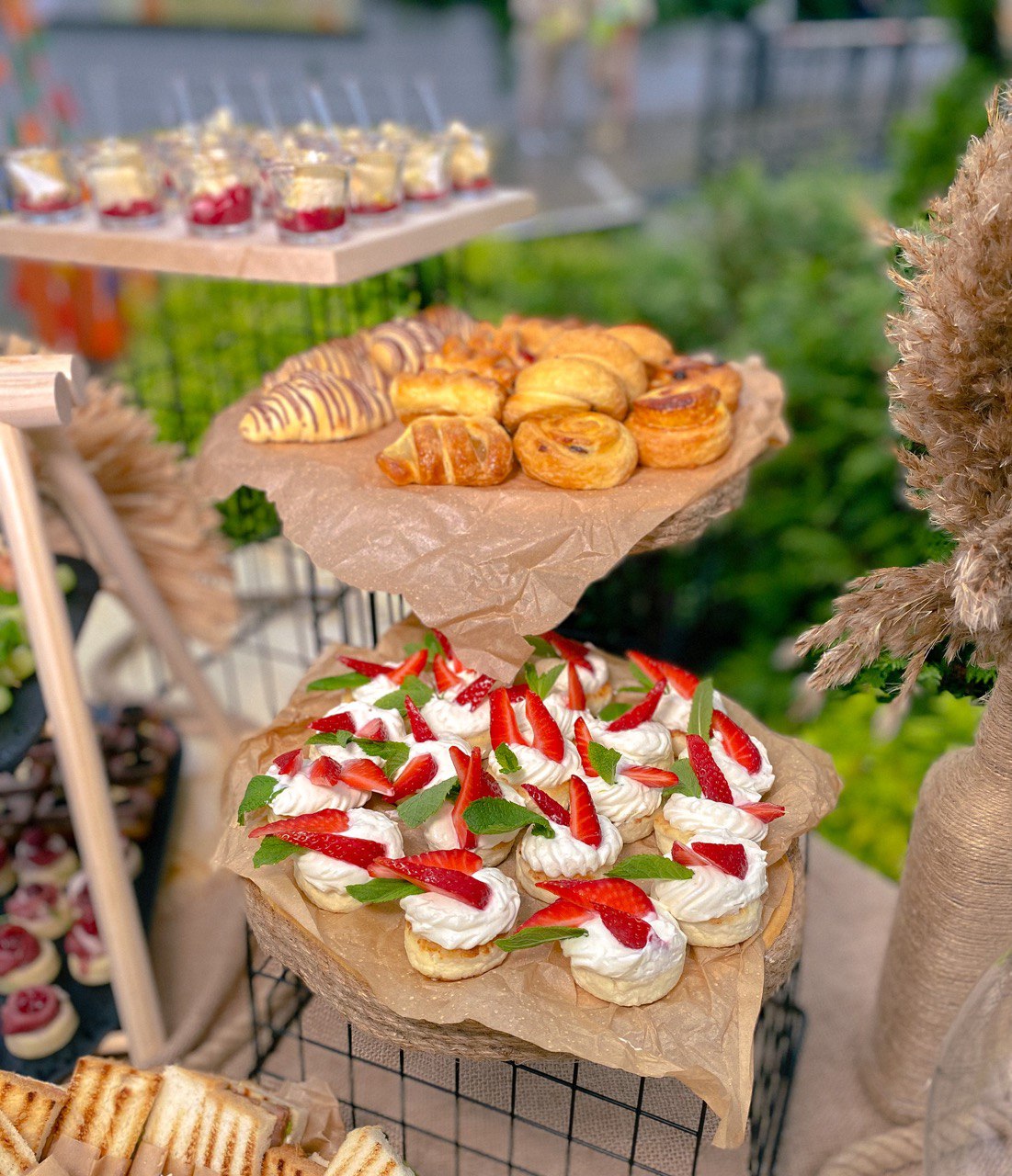 Стол с выпечкой на мероприятии Modul Catering