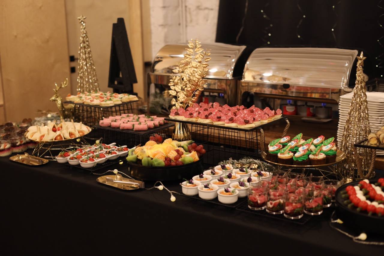 Оформленная фуршетная линия на мероприятии Modul Catering