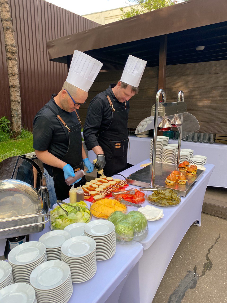 Повара Modul Catering обслуживают выездную станцию на мероприятии